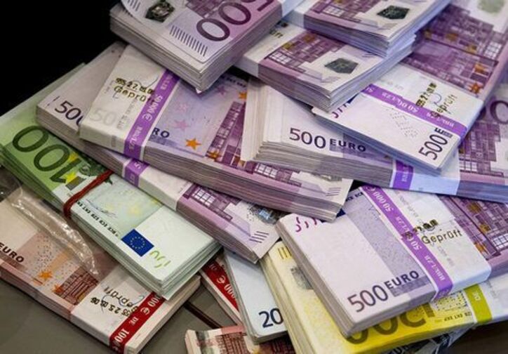 کاهش قیمت یورو در برابر رشد اندک بهای دلار در صرافی‌های بانکی