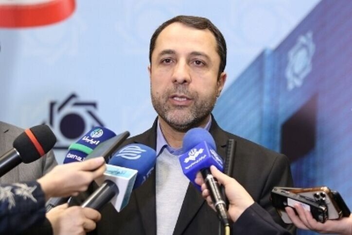 قیمت ارز در دست بازار است، بازار ساز در بازار حضور دارد ما نیز نحوه معاملات را نظارت می‌کنیم
