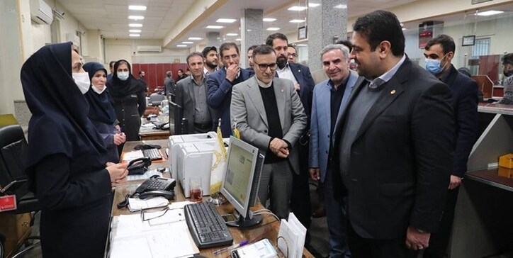بازدید سرپرست بانک ملی ایران از صرافی ملی/ مبادلات ارز در بانک با نرخ بانک مرکزی انجام می‌شود