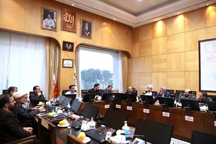 بررسی مشکلات تولید خودرو‌های برقی در کمیسیون صنایع