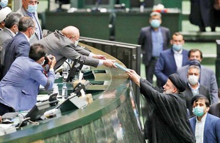 نمایندگان منتقد لایحه بودجه: افزایش ۲۰ درصدی حقوق کارمندان، «غیرمنصفانه» است / باید از حذف ارز ترجیحی، «عبرت» بگیریم / نرخ فروش نفت، «غیرواقعی» است