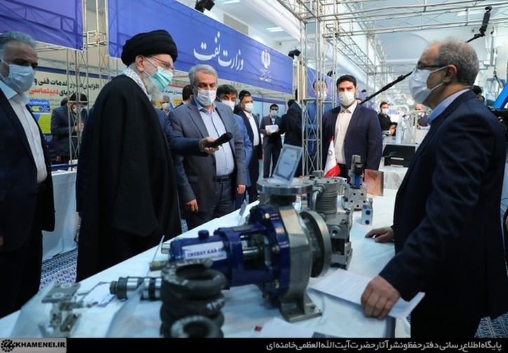 بازدید رهبر معظم انقلاب اسلامی از غرفه وزارت صنعت، معدن و تجارت در نمایشگاه توانمندی‌های صنعتی