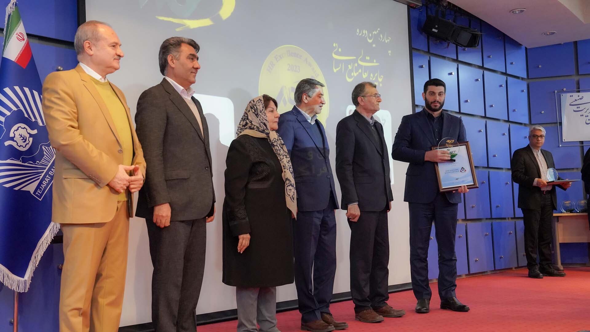 سیمیدکو موفق به کسب جایزه تعالی منابع انسانی شد سیمیدکو موفق به کسب جایزه تعالی منابع انسانی شد