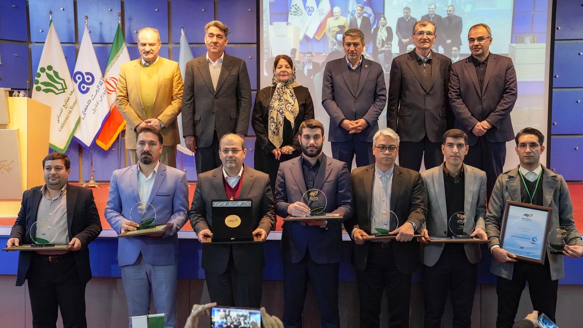 سیمیدکو موفق به کسب جایزه تعالی منابع انسانی شد سیمیدکو موفق به کسب جایزه تعالی منابع انسانی شد