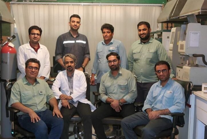 انجام آزمون‌های کفایت تخصصی شیمیایی گندله و آهن اسفنجی توسط فولاد هرمزگان