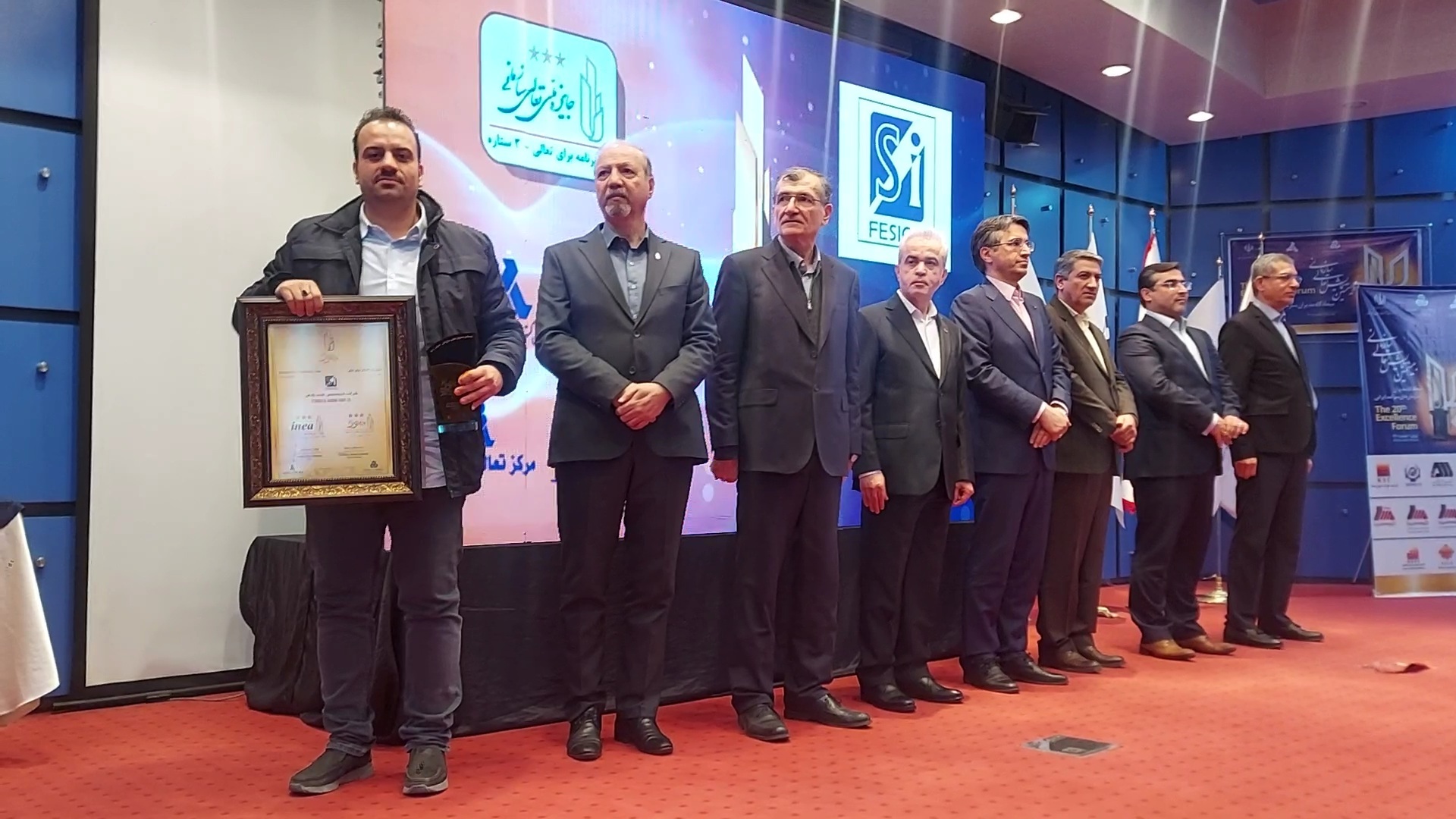 دریافت تندیس سیمین جایزه ملی تعالی سازمانی توسط میدکو دریافت تندیس سیمین جایزه ملی تعالی سازمانی توسط میدکو