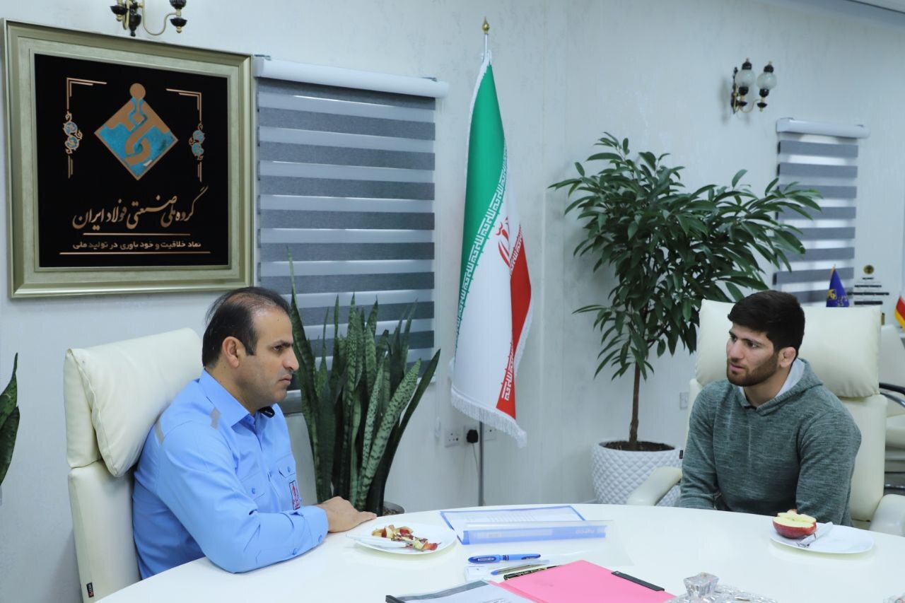 دیدار صمیمانه قهرمان کشتی جهان با مدیرعامل گروه ملی صنعتی فولاد ایران