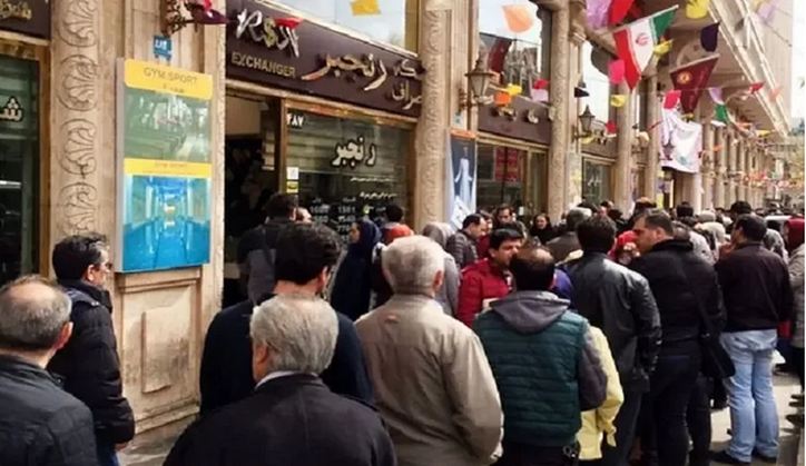 صف خرید دلار به چهارراه استانبول بازگشت