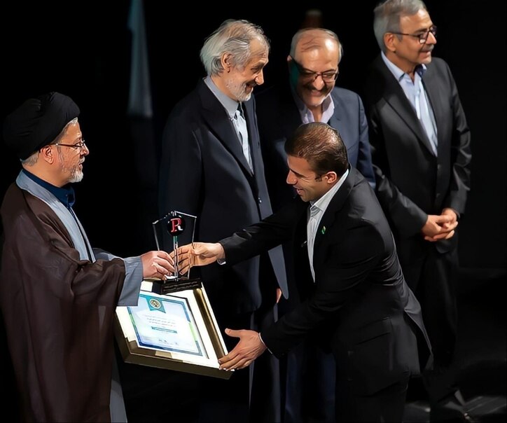 جایزه مسوولیت اجتماعی (مقابله با کرونا) به مدیر روابط عمومی شرکت فولاد خوزستان اهدا شد