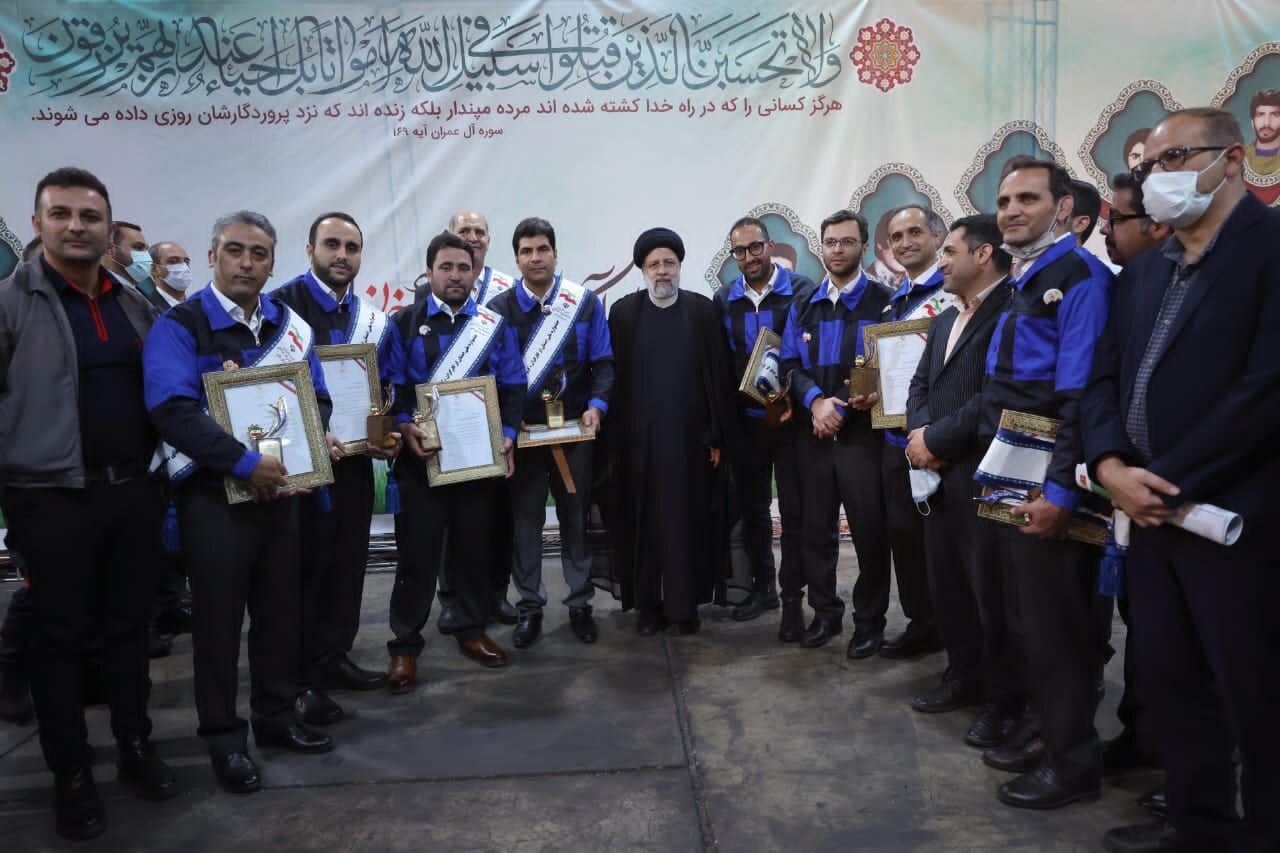 کسب رتبه نخست در بخش صنعت جشنواره ملی امتنان از نخبگان جامعه کار و تولید کسب رتبه نخست در بخش صنعت جشنواره ملی امتنان از نخبگان جامعه کار و تولید