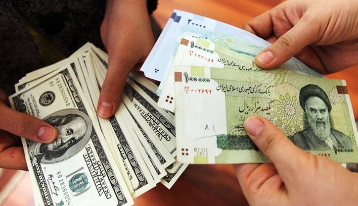 قاچاق معکوس و عدم حفظ قدرت خرید مردم، دولت را از تداوم ارز ۴۲۰۰ بازداشت