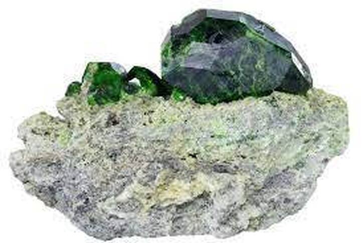 سنگ گارنت گوهر قیمتی اُرزوئیه