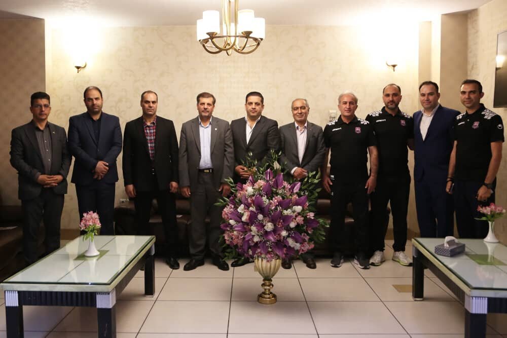 حضور مدیرعامل کارخانه ذوب آهن در محل اقامت گاندوها و نساجی حضور مدیرعامل کارخانه ذوب آهن در محل اقامت گاندوها و نساجی