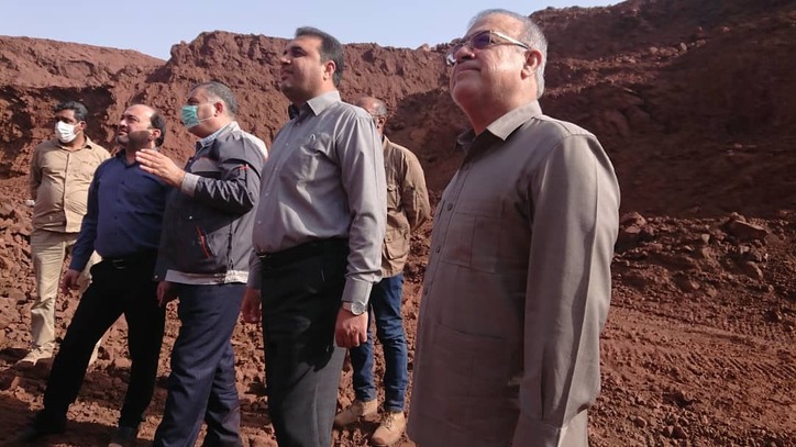 بازدید استاندار و نماینده مردم هرمزگان از معدن سنگ آهن هماتیتی تنگ زاغ