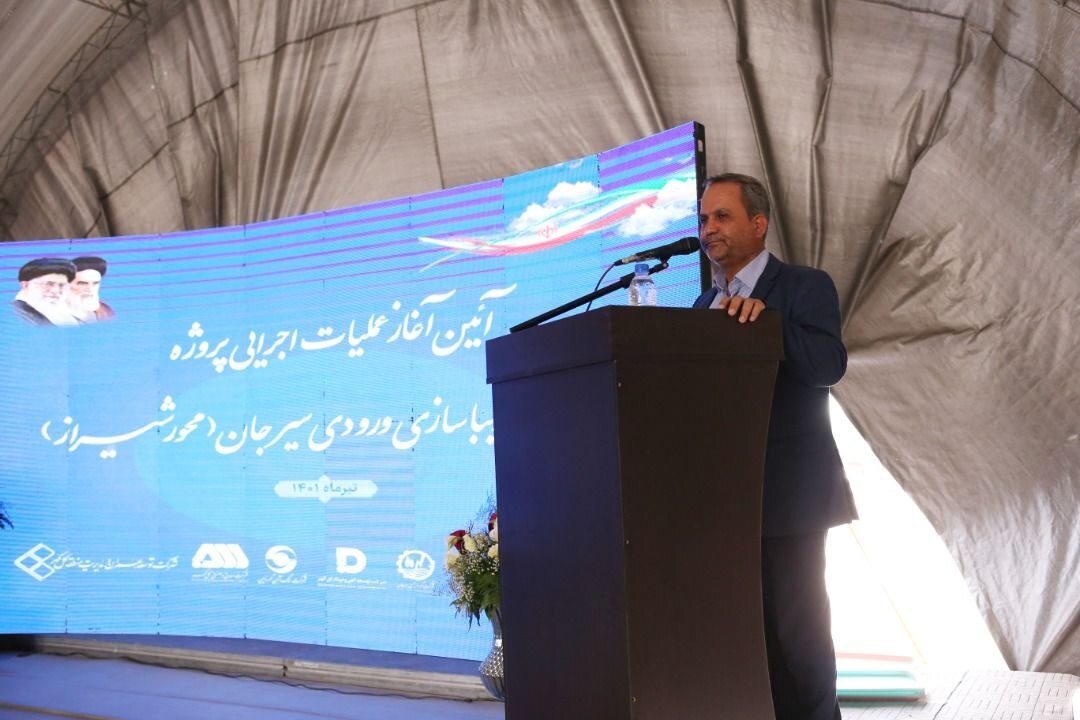 گلگهر ورودی سیرجان (محورشیراز) را بهسازی میکند گلگهر ورودی سیرجان (محورشیراز) را بهسازی میکند