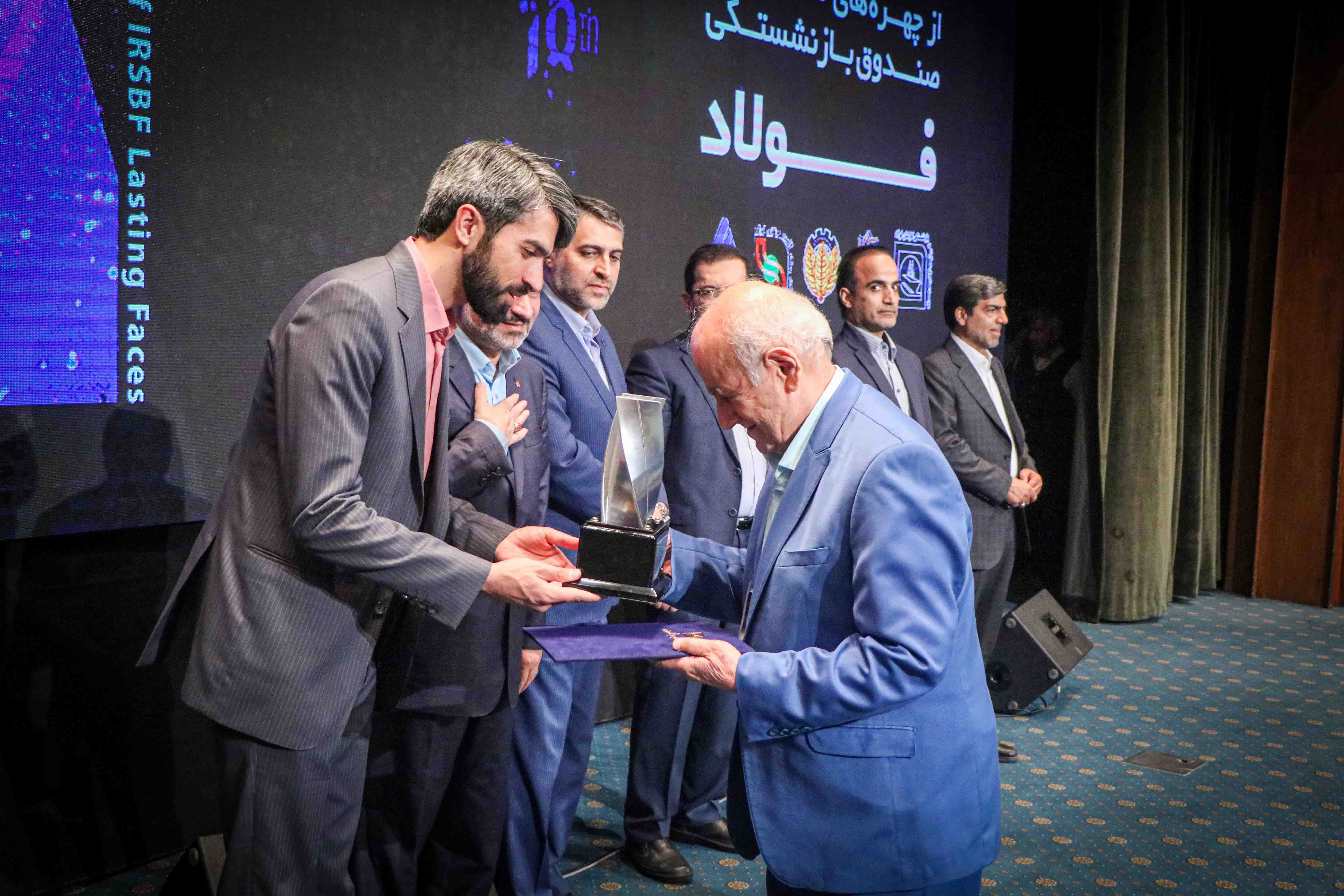 الگوسازی برای نسل جدید با تجلیل از چهرههای ماندگار/ پیشرفت کشور مرهون صنعت فولاد است/ صندوق فولاد مفتخر به تکریم بازنشستگان خود است الگوسازی برای نسل جدید با تجلیل از چهرههای ماندگار/ پیشرفت کشور مرهون صنعت فولاد است/ صندوق فولاد مفتخر به تکریم بازنشستگان خود است