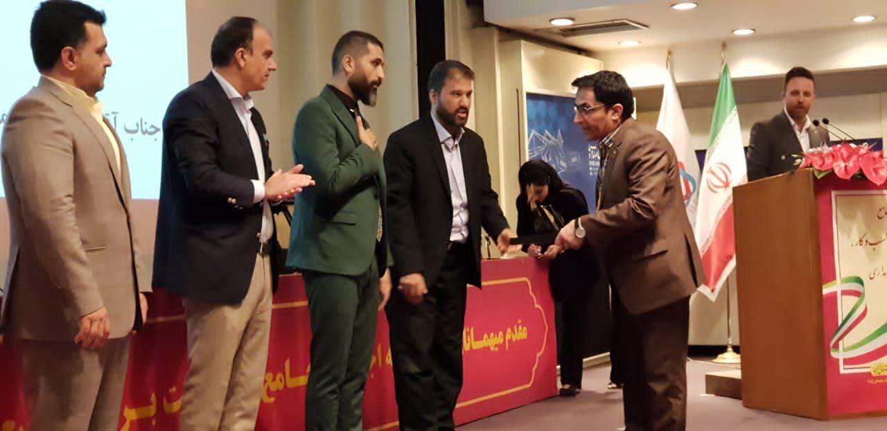 اعطای نشان طلایی اجلاس جامع مدیریت برتر توسعه و کسب و کار به مدیرعامل فولاد خوزستان