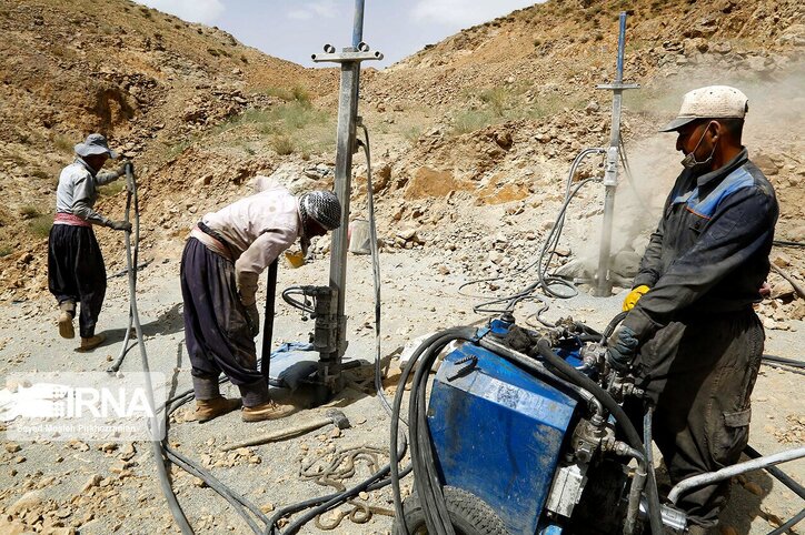۳۴۴ پروانه بهره برداری معادن در کردستان صادر شده است