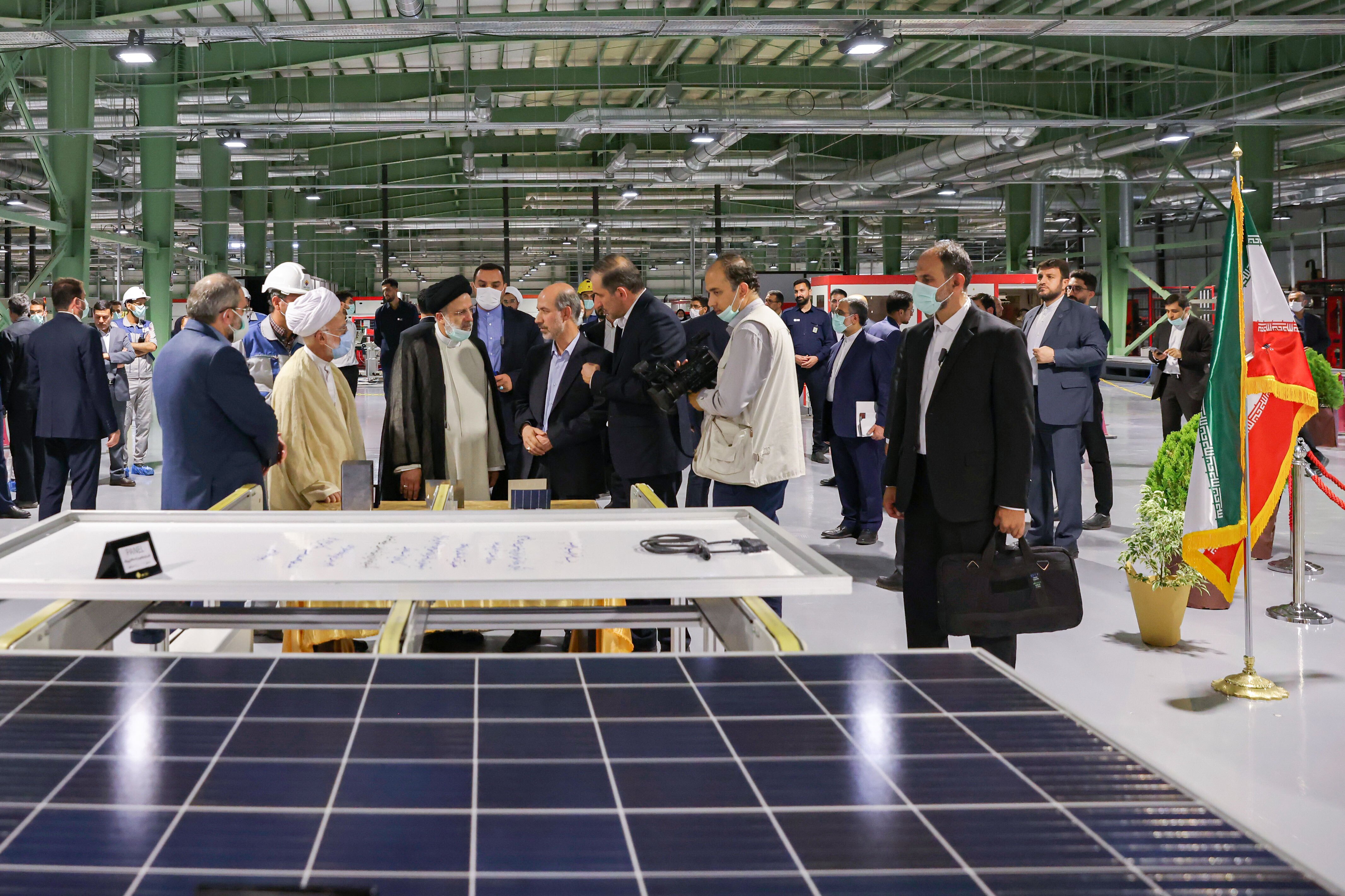 خداحافظی کارگران هپکو از رئیس جمهور با شعار «رئیسی دوستت داریم» / افتتاح بزرگترین کارخانه تولید پنل خورشیدی کشور در استان مرکزی خداحافظی کارگران هپکو از رئیس جمهور با شعار «رئیسی دوستت داریم» / افتتاح بزرگترین کارخانه تولید پنل خورشیدی کشور در استان مرکزی