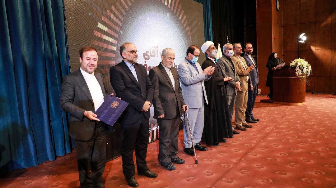 مدیرعامل فولاد هرمزگان چهره شاخص پنجمین همایش ملی ترویج اخلاق حرفهای و مسوولیتپذیری اجتماعی دانشگاه تهران شد مدیرعامل فولاد هرمزگان چهره شاخص پنجمین همایش ملی ترویج اخلاق حرفهای و مسوولیتپذیری اجتماعی دانشگاه تهران شد