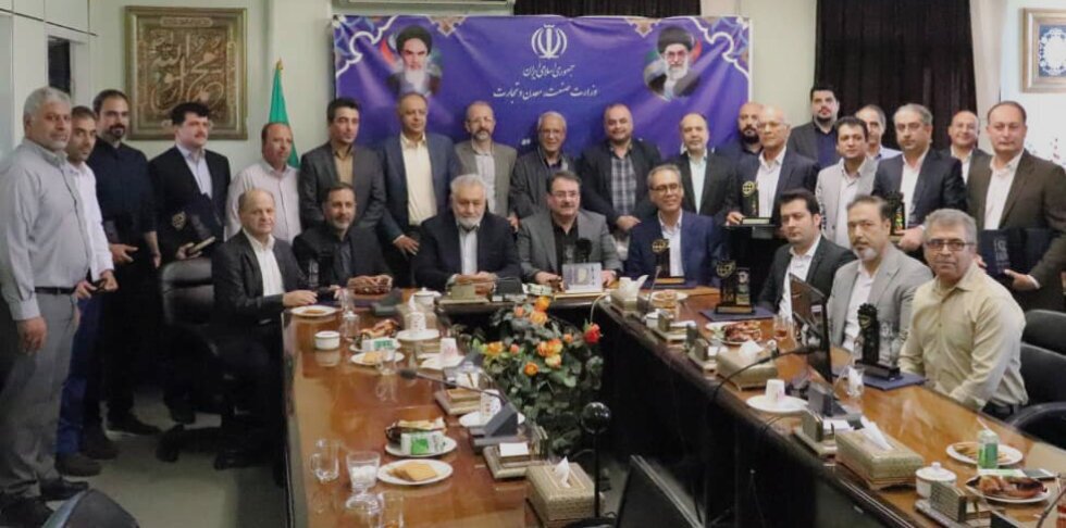 تجلیل از شرکت فولاد مبارکه بهعنوان واحد تولیدکننده محصول برتر تحقیق و توسعه کشوری تجلیل از شرکت فولاد مبارکه بهعنوان واحد تولیدکننده محصول برتر تحقیق و توسعه کشوری
