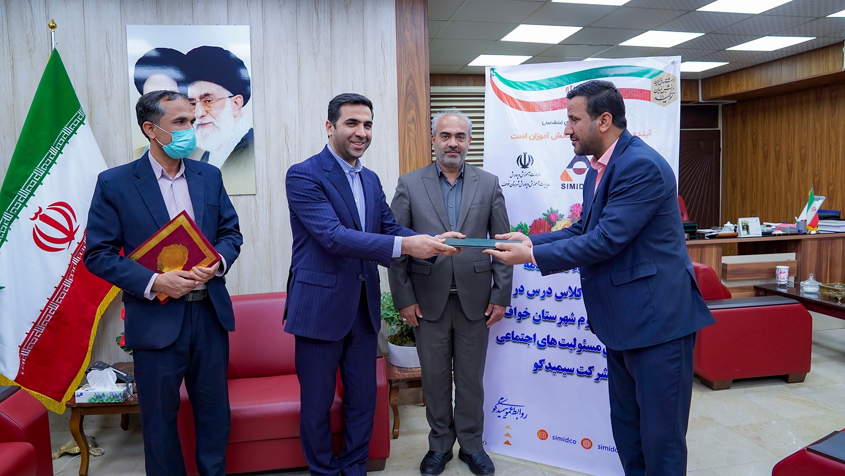 آیین امضاء تفاهم نامه احداث ۱۲ کلاس درس در مناطق محروم خواف توسط سیمیدکو آیین امضاء تفاهم نامه احداث ۱۲ کلاس درس در مناطق محروم خواف توسط سیمیدکو