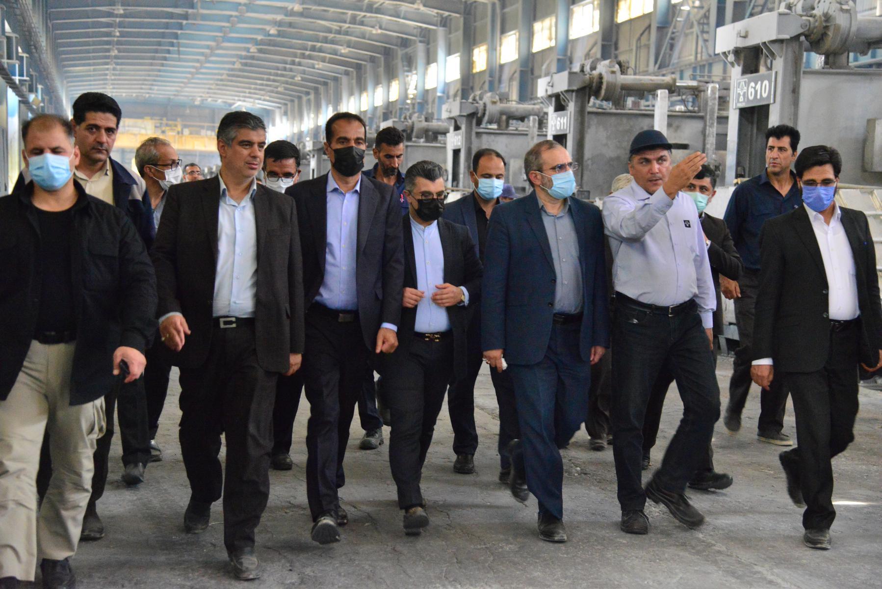بازدید استاندار مرکزی از شرکتهای ایرالکو و کربن صنعت امیرکبیر/ استانداری برای پیشبرد برنامههای شرکت آلومینیوم ایران از هیچ مساعدتی دریغ نخواهد کرد/ از تمامی مدیران ذیربط میخواهیم که توافقات صورت گرفته در خصوص بهره برداری از شرکت کربن صنعت امیرکبیر هر چه سریعتر عملیاتی شود + گزارش تصویری بازدید استاندار مرکزی از شرکتهای ایرالکو و کربن صنعت امیرکبیر/ استانداری برای پیشبرد برنامههای شرکت آلومینیوم ایران از هیچ مساعدتی دریغ نخواهد کرد/ از تمامی مدیران ذیربط میخواهیم که توافقات صورت گرفته در خصوص بهره برداری از شرکت کربن صنعت امیرکبیر هر چه سریعتر عملیاتی شود + گزارش تصویری