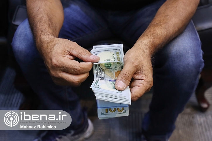 کاهش قیمت دلار و یورو در بازار توافقی سومین روز هفته