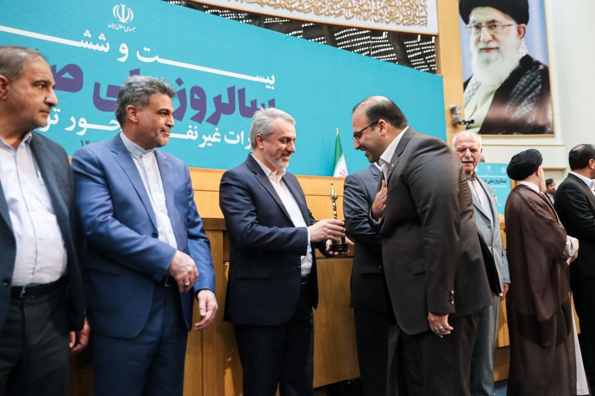 شرکت فولاد خوزستان به عنوان صادرکننده نمونه کشور انتخاب شد شرکت فولاد خوزستان به عنوان صادرکننده نمونه کشور انتخاب شد