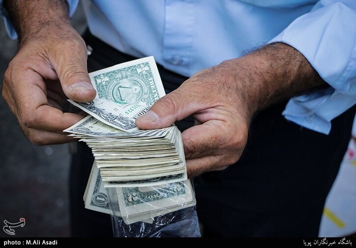 دلار ۹۵۰ تومان ارزان شد/ کاهش محسوس صف‌های خرید ارز
