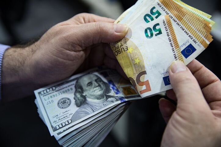 دلایل سبقت یورو از دلار