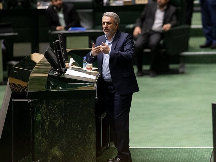 وزیر صنعت: راهکار کنترل بازار خودرو تصویب قانون مالیات بر عایدی سرمایه است/ با واردات خودرو، عرضه و تقاضا متعادل خواهد شد / اولین خودرو‌های وارداتی هفته آینده در گمرک خواهد بود