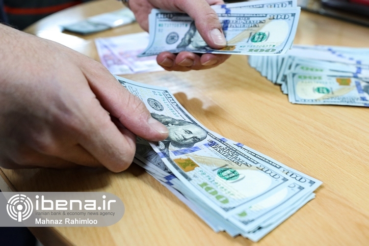 سقف دریافت اسکناس ارز صرافی‌ها ۵۰ درصد بیشتر شد/ تامین نیاز‌های واقعی در بازار توافقی