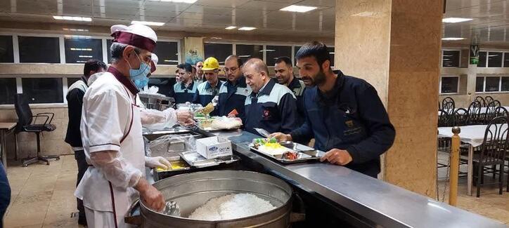 افطار مدیرعامل ذوب‌ آهن اصفهان با کارگران خط تولید
