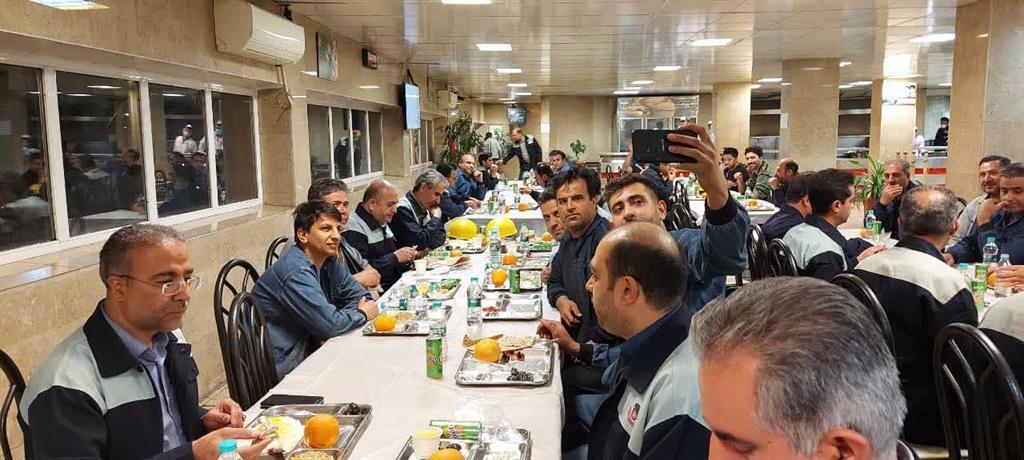 افطار مدیرعامل ذوب آهن اصفهان با کارگران خط تولید افطار مدیرعامل ذوب آهن اصفهان با کارگران خط تولید