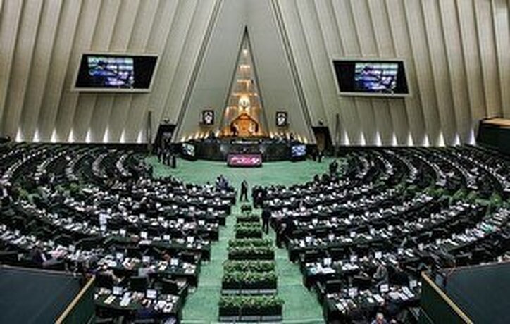 باید جلوی خرید و فروش ارز خارج از شبکه بانکی گرفته شود