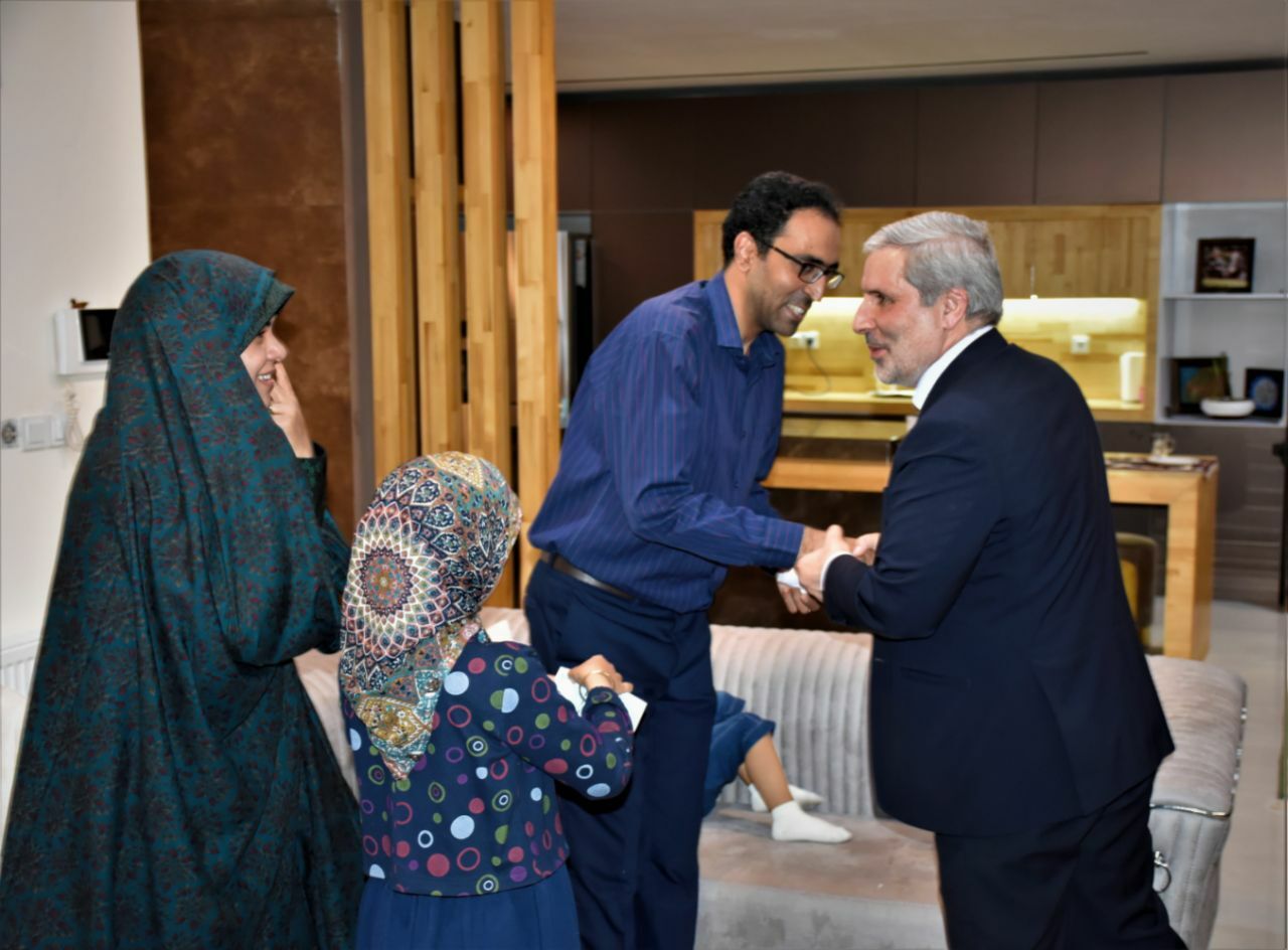دیدار نوروزی مدیرعامل شرکت مس با خانواده شهید والامقام «مجید زینلی»، از شهدای صنعت مس دیدار نوروزی مدیرعامل شرکت مس با خانواده شهید والامقام «مجید زینلی»، از شهدای صنعت مس