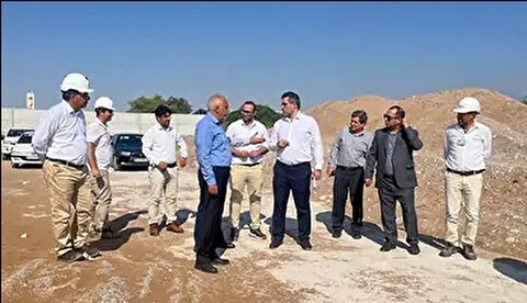 بازدید مسوولین اداره کل بنادر و دریانوردی هرمزگان از عملیات اجرایی احداث اسکله و پایانه مکانیزه ریلی مواد فله معدنی غرب بندرعباس