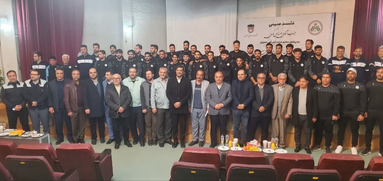 نشست صمیمی مدیرعامل ذوب آهن اصفهان با کادر فنی و بازیکنان تیم فوتبال ذوب آهن