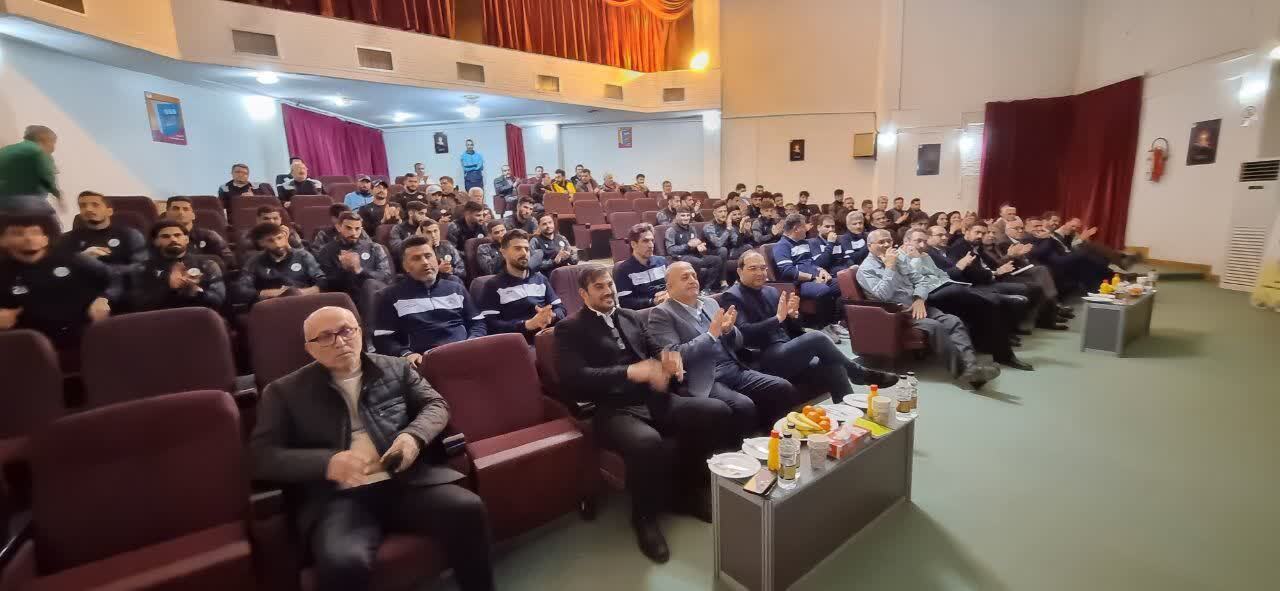 نشست صمیمی مدیرعامل ذوب آهن اصفهان با کادر فنی و بازیکنان تیم فوتبال ذوب آهن