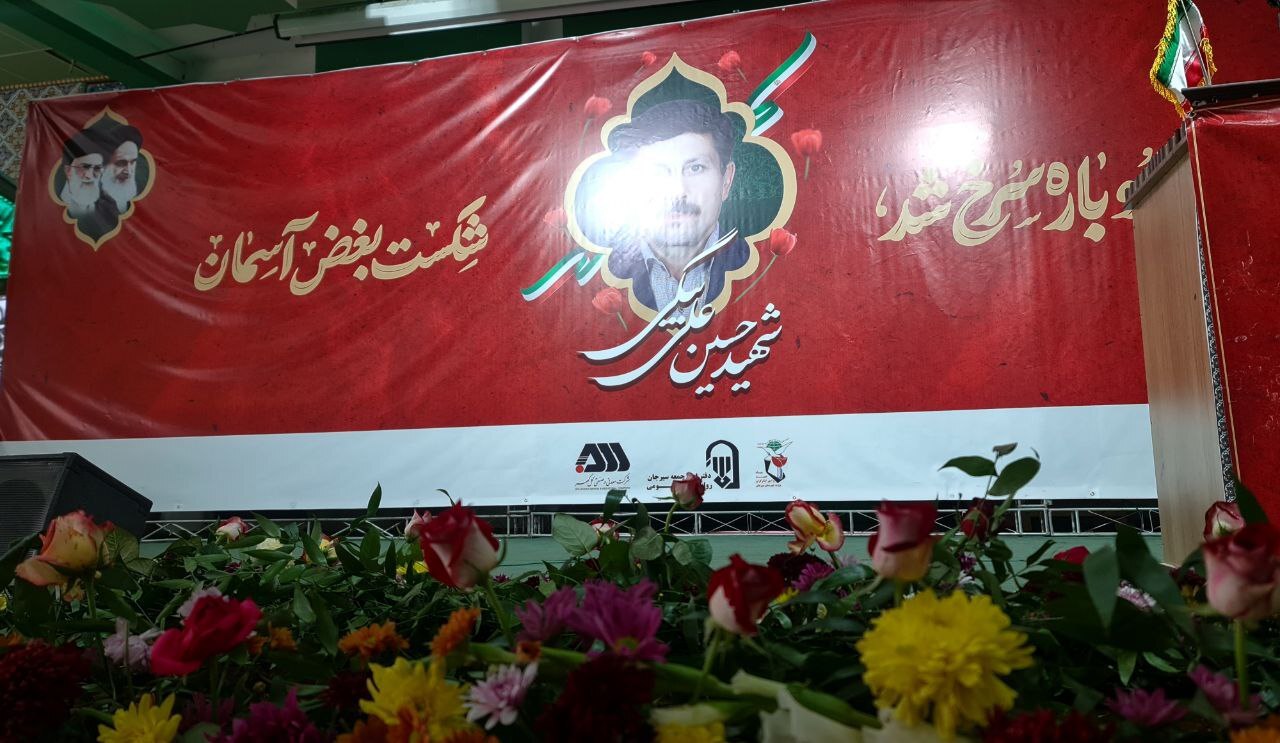 وداع باشکوه مردم سیرجان با شهید حسین علیبیگی وداع باشکوه مردم سیرجان با شهید حسین علیبیگی