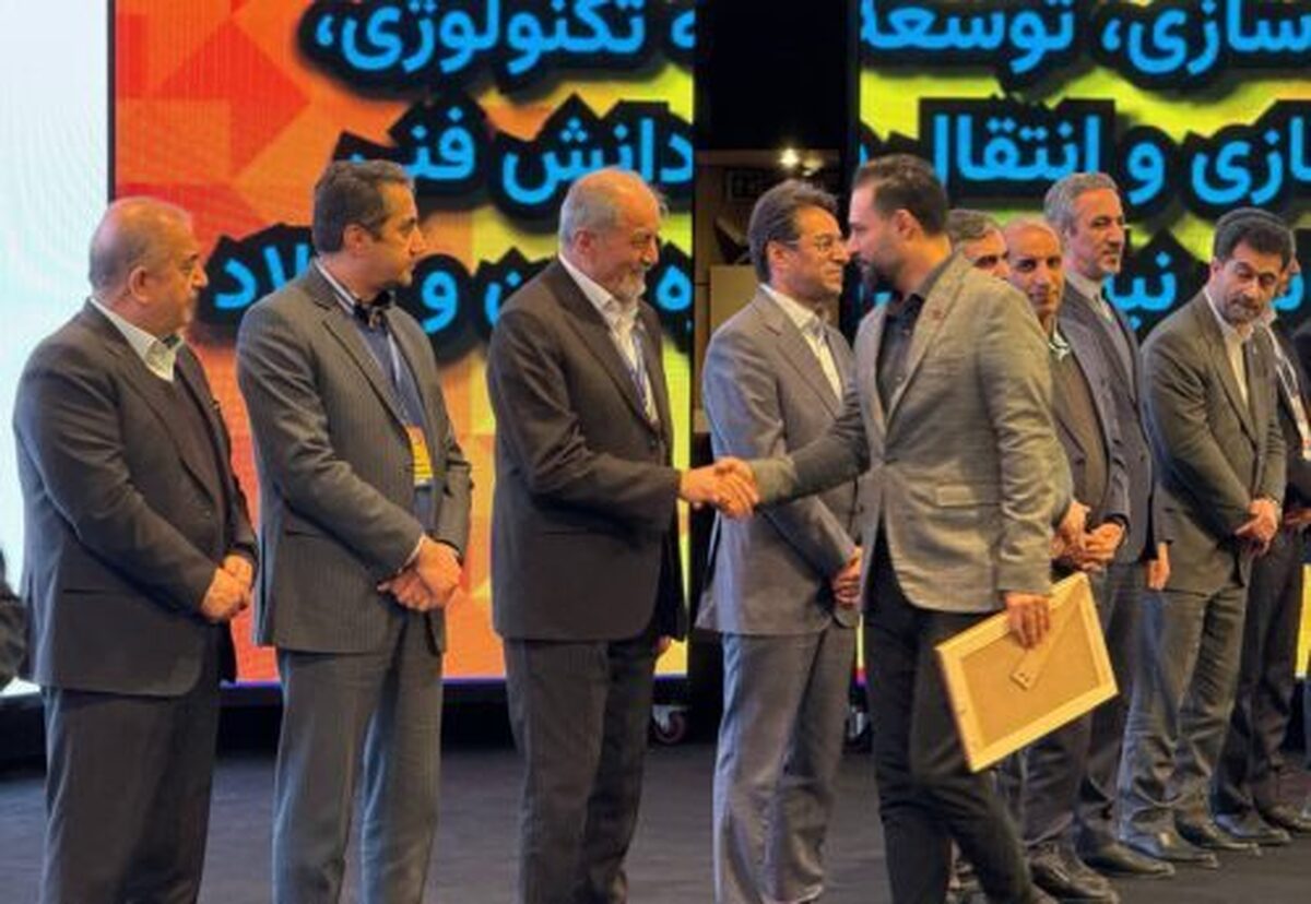 چهره‌های تأثیرگذار توسعه بومی‌سازی زنجیره آهن و فولاد در سال ۱۴۰۲ معرفی شد