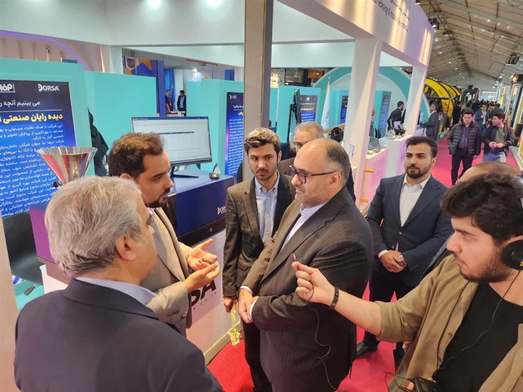 بازدید رئیس گروه اقتصادی دفتر رهبری از غرفه شرکت سنگ آهن مرکزی ایران بازدید رئیس گروه اقتصادی دفتر رهبری از غرفه شرکت سنگ آهن مرکزی ایران