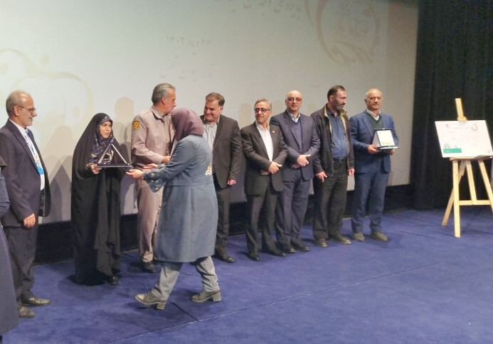 تجلیل از مسوول HSEE سازمان زمین‌شناسی و اکتشافات‌ معدنی کشور در اختتامیه دومین جشنواره جایزه ملی