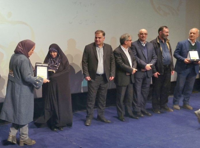 تجلیل از مسوول HSEE سازمان زمین‌شناسی و اکتشافات‌ معدنی کشور در اختتامیه دومین جشنواره جایزه ملی