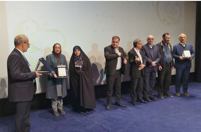 تجلیل از مسوول HSEE سازمان زمین‌شناسی و اکتشافات‌ معدنی کشور در اختتامیه دومین جشنواره جایزه ملی