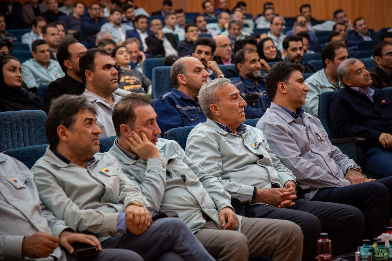 در هر شرکت فولادی موفق در کشور، ردپای کارکنان شرکت فولاد خوزستان دیده میشود در هر شرکت فولادی موفق در کشور، ردپای کارکنان شرکت فولاد خوزستان دیده میشود
