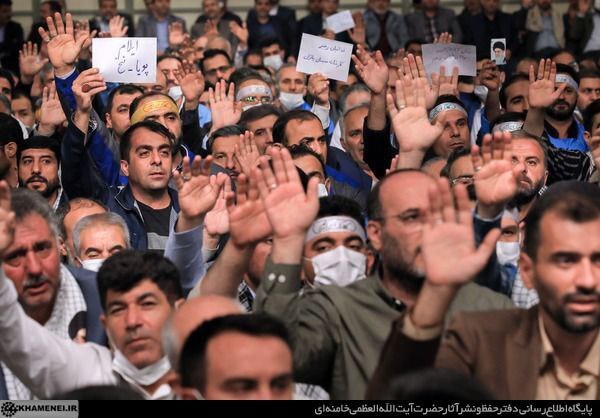 تجدید بیعت فولادمردان خوزستانی با مقام معظم رهبری در هفته بسیج کارگری تجدید بیعت فولادمردان خوزستانی با مقام معظم رهبری در هفته بسیج کارگری