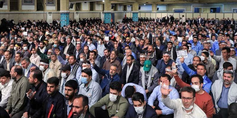 تجدید بیعت فولادمردان خوزستانی با مقام معظم رهبری در هفته بسیج کارگری تجدید بیعت فولادمردان خوزستانی با مقام معظم رهبری در هفته بسیج کارگری