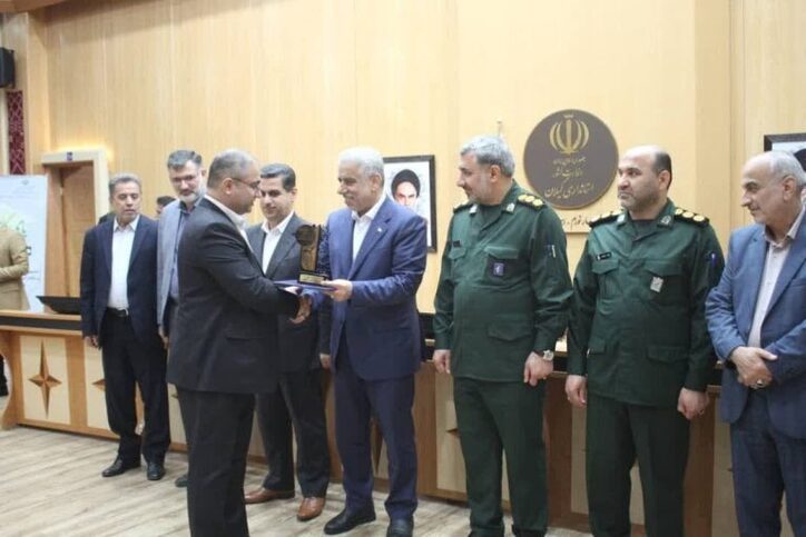 از مدیر عامل کارخانه سیمان به عنوان کارفرمای برتر و مدیر واحد نمونه کارخانجات استان گیلان تجلیل به عمل آمد